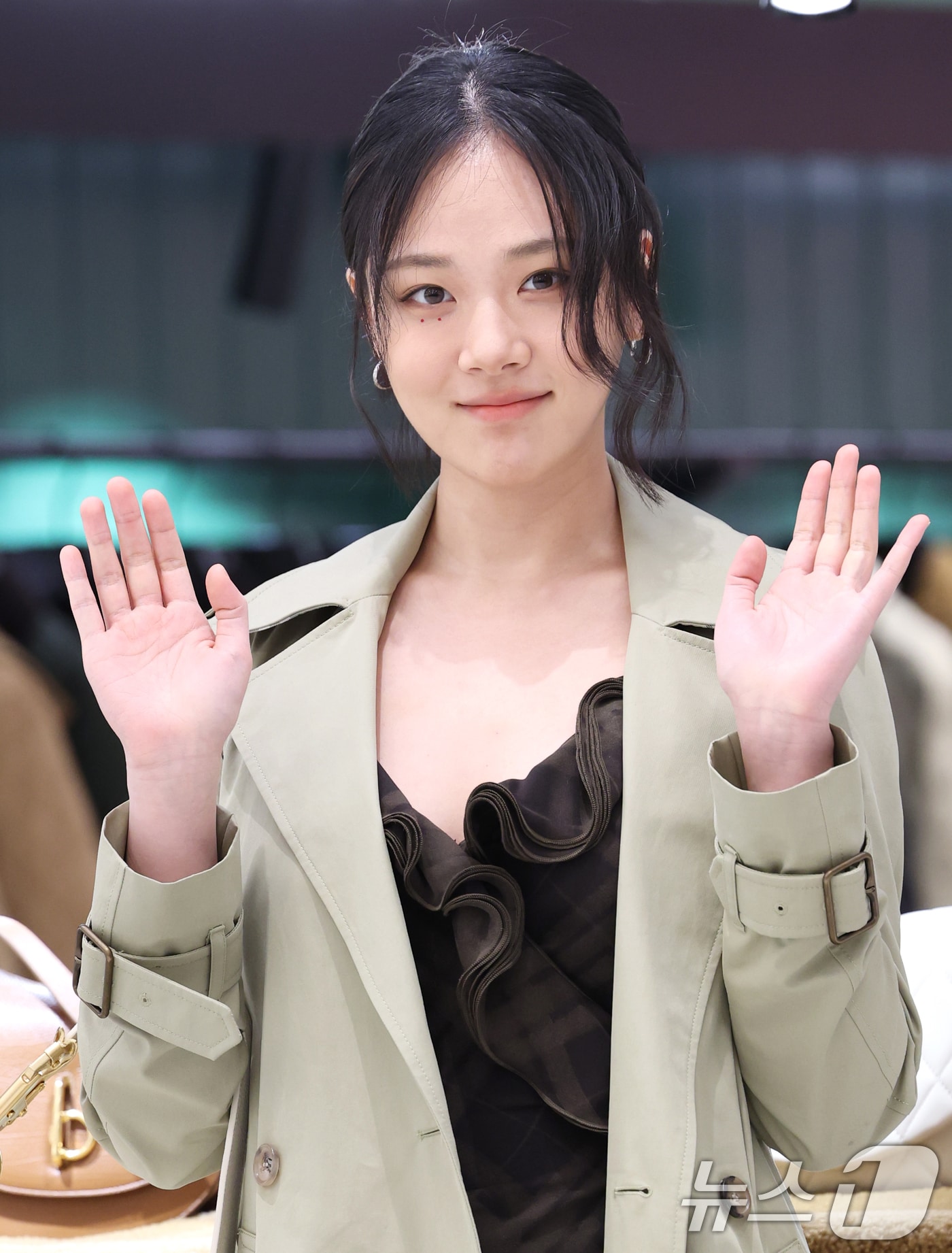 가수 비비(본명 김형서)가 19일 오전 서울 여의도 더현대 서울에서 열린 브랜드 버버리(BURBERRY)의 팝업스토어 오픈 행사에 참석해 포즈를 취하고 있다. 2025.2.19/뉴스1 ⓒ News1 권현진 기자