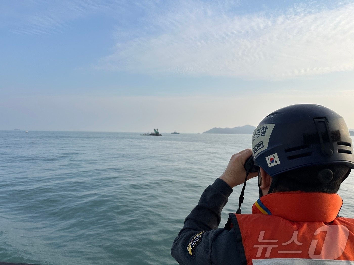 신방주호 화재 사고로 실종된 선원을 수색하고 있는 부안해양경찰.(부안해경 제공. 재판매 및 DB금지)2025.2.16/뉴스1