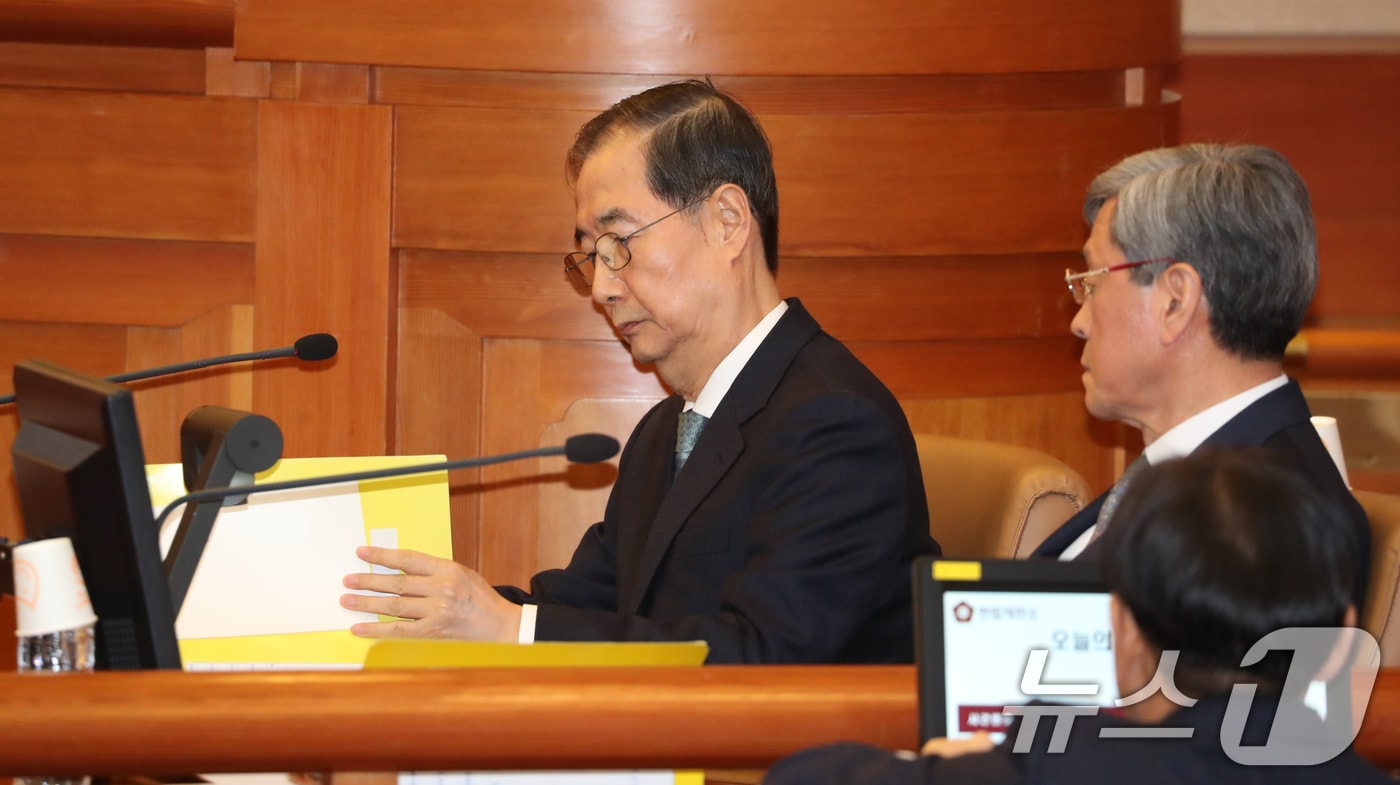한덕수 국무총리가 19일 오후 서울 종로구 헌법재판소에서 열린 탄핵심판 1차 변론에 출석해 자료를 보고 있다. (공동취재) 2025.2.19/뉴스1 ⓒ News1 박정호 기자