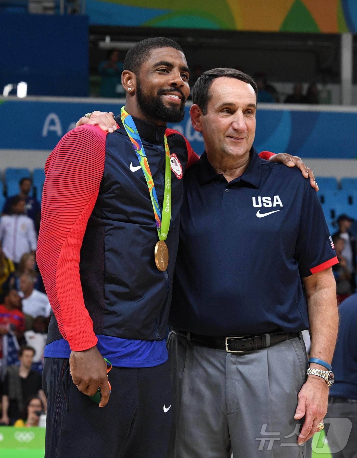 2016 리우올림픽 당시 미국 농구대표팀 일원으로 금메달을 땄던 어빙(왼쪽). ⓒ AFP=뉴스1