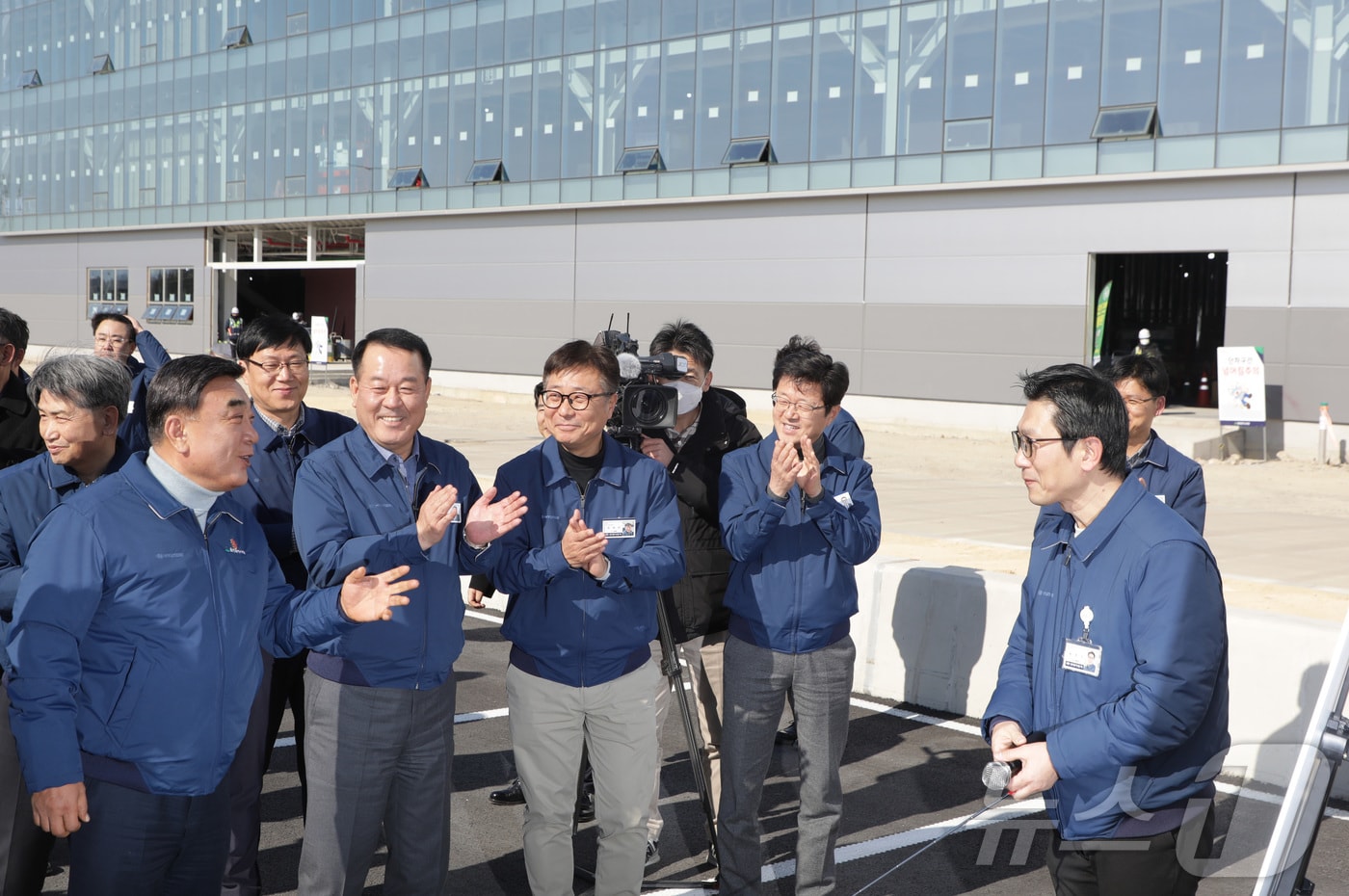 김두겸 울산시장이 19일 울산 현대차 EV 신설공장에서 열린 기업현장지원 TF회의를 마치고 공장 건설현장을 방문해 진행 상황을 청취하고 있다. 2025.2.19/뉴스1 ⓒ News1 김지혜 기자