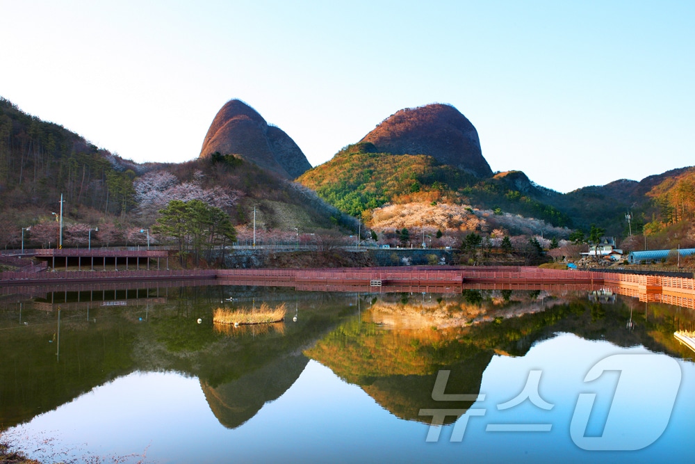 19일 전북자치도 진안군이 서울 더 플라자 호텔에서 열린‘2025 K-브랜드 어워즈’에서 K-도시 웰니스 관광도시 부문에 선정됐다. 사진은 마이산 전경.(진안군제공. 재판매 및 DB금지)