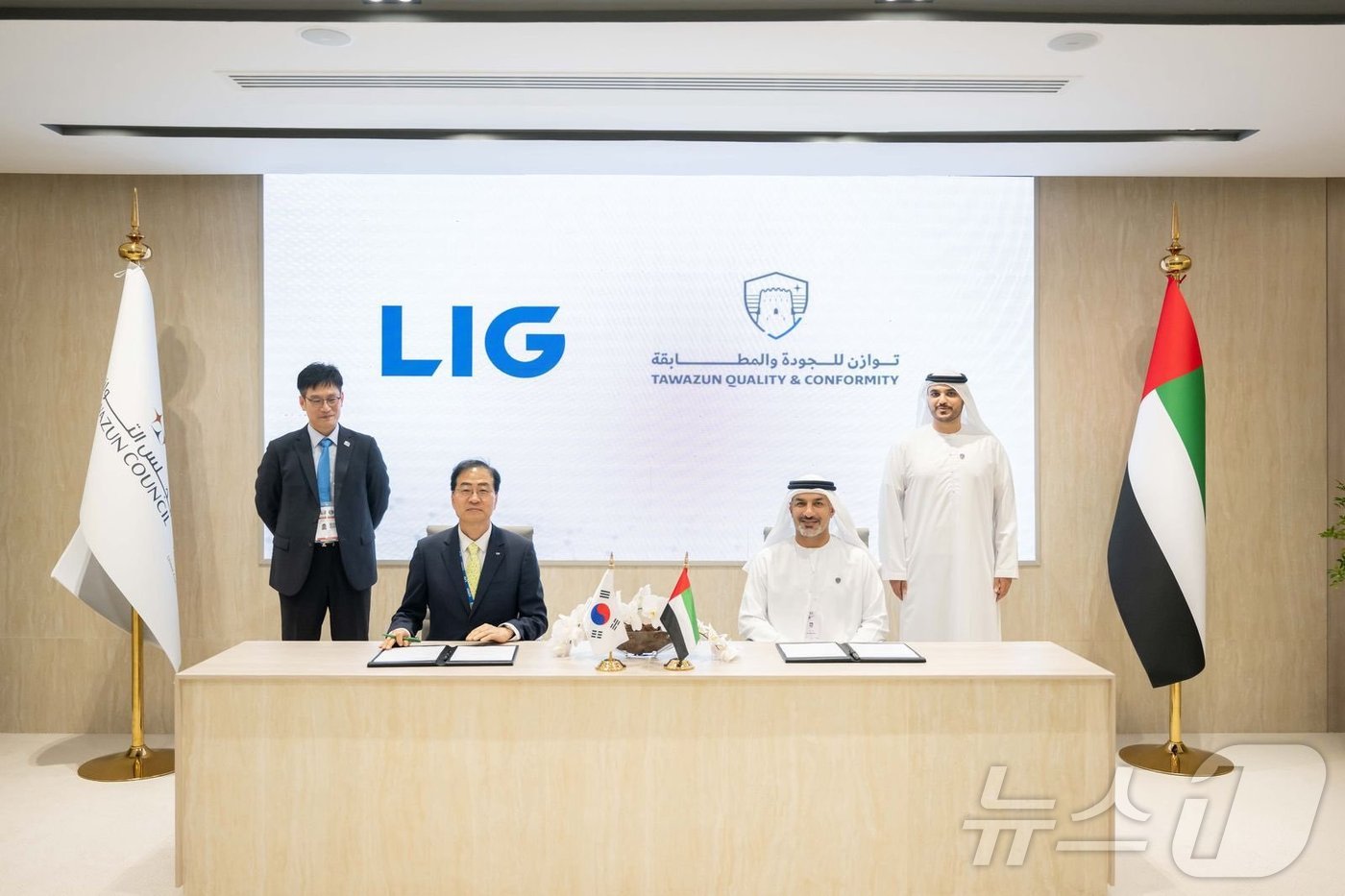 LIG넥스원은 아랍에미리트(UAE) 아부다비에서 진행 중인 방위산업 전시회 'IDEX 2025'에서 타와준(Tawazun) 산하의 품질 검수 기관 TQC와 '군수품 품질관리 및 인증 역량 강화를 위한 전략적 파트너십 업무협약(MOU)'을 체결했다고 19일 밝혔다.(LIG넥스원 제공) 
