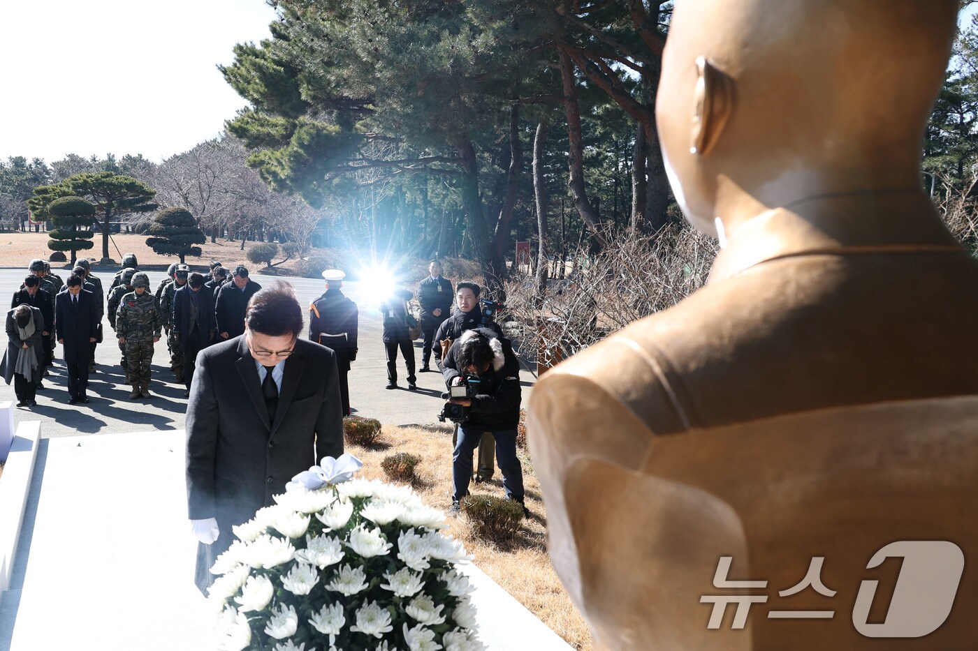 우원식 국회의장이 19일 경북 포항시 해병대 제1사단 본부를 방문해 고 채수근 상병 흉상을 찾아 헌화한 뒤 묵념하고 있다. 2025.2.19/뉴스1 ⓒ News1 국회사진취재단