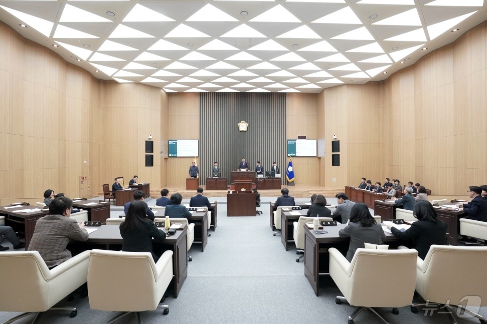 강원 춘천시의회는 19일 본회의장에서 제340회 임시회 제2차 본회의를 개최했다.(춘천시 제공,