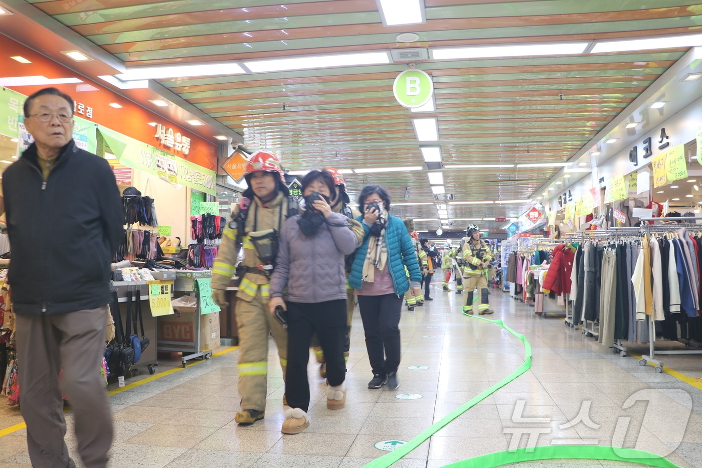 광주 동부소방 관계자들이 19일 충장, 금남 지하상가에서 화재 대응 역량 강화를 위한 합동 소방 훈련을 하고 있다. &#40;광주 동부소방 제공. 재판매 및 DB 금지&#41; 2025.2.19/뉴스1