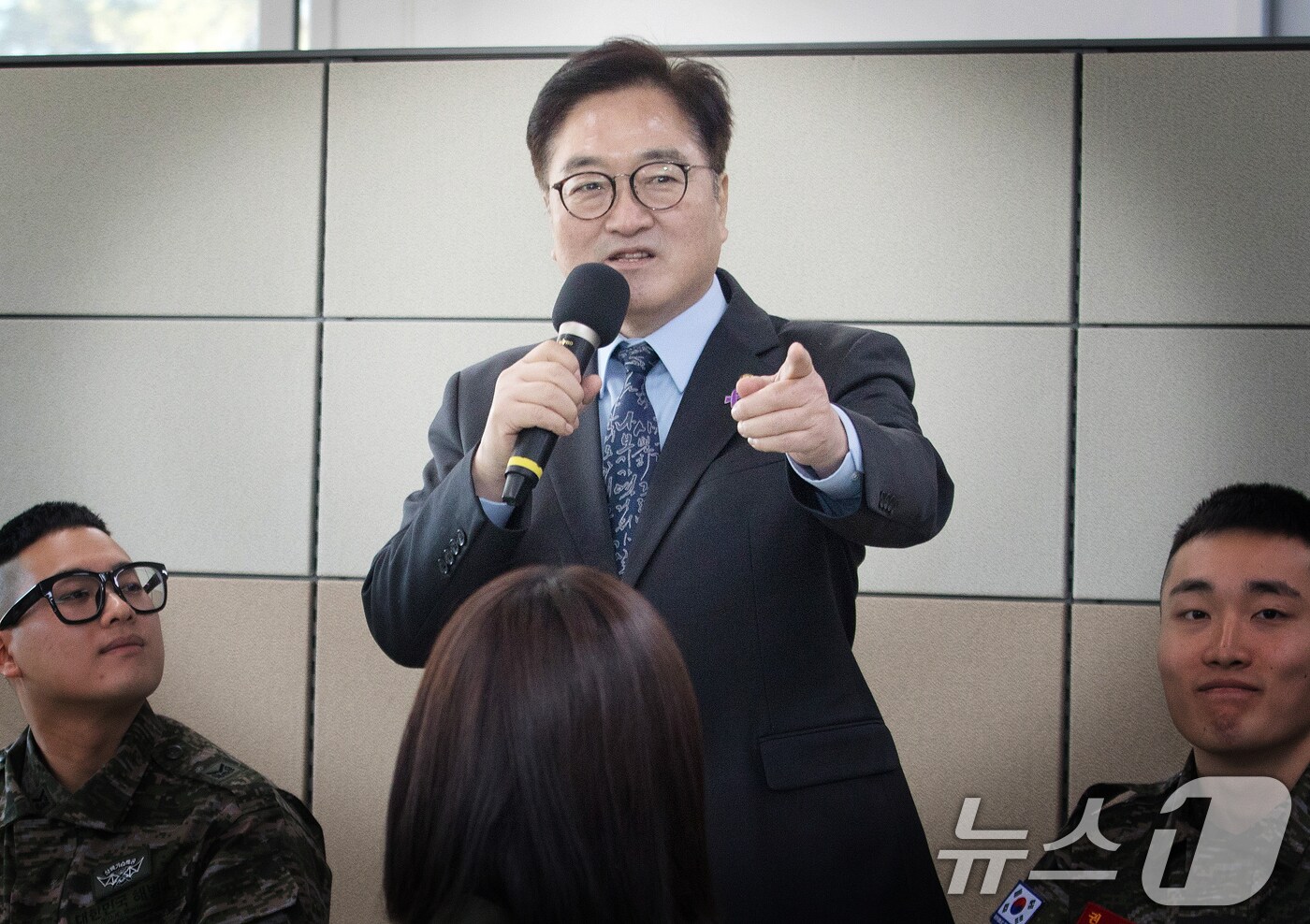 우원식 국회의장이 19일 경북 포항시 해병대 제1사단 본부를 방문해 장병들과 함께 오찬을 갖고 격려하고 있다. 2025.2.19/뉴스1 ⓒ News1 국회사진취재단