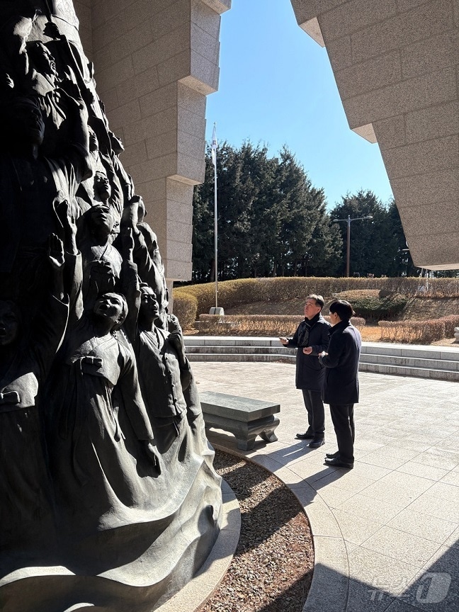 부산지방보훈청 관계자가 부산 3‧1독립운동기념탑을 찾아 현장 점검을 하고 있다.(부산지방보훈청 제공. 재판매 및 DB 금지)