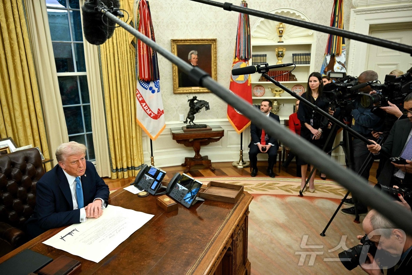 도널드 트럼프 미국 대통령이 31일&#40;현지시간&#41; 워싱턴 백악관에서 행정명령에 서명을 한 뒤 취재진을 만나고 있다. 2025.02.02 ⓒ AFP=뉴스1 ⓒ News1 우동명 기자