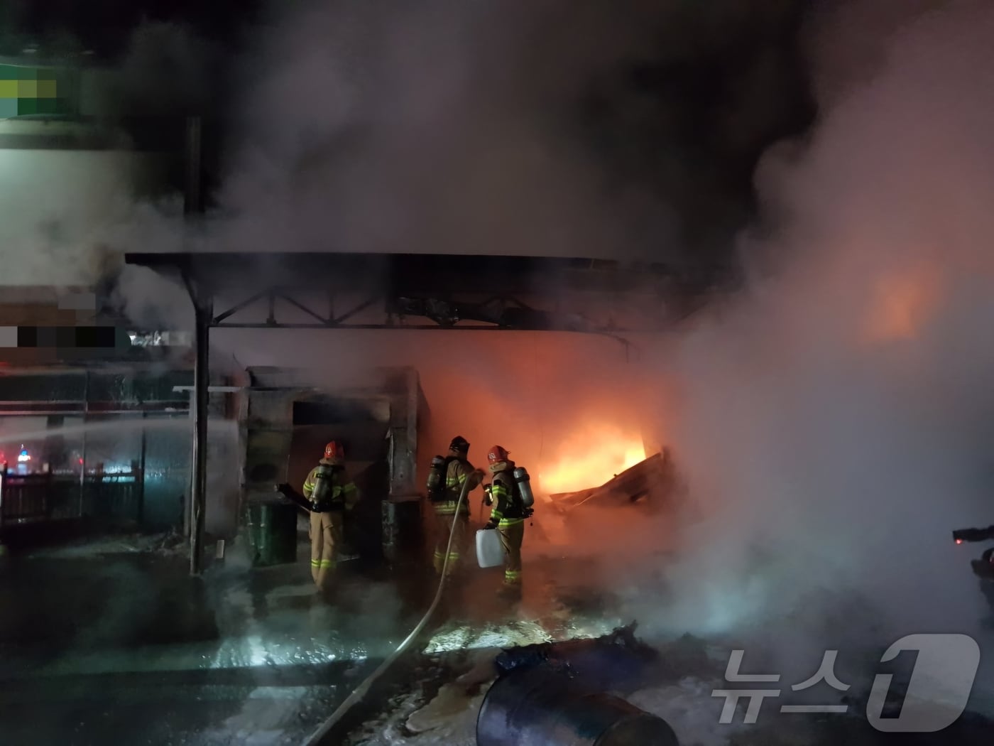 1일 오후 8시 47분쯤 경북 예천군 은풍면 한 벌꿀 농축창고에서 불이 나 소방당국이 진화하고 있다.&#40;경북소방본부 제공&#41;