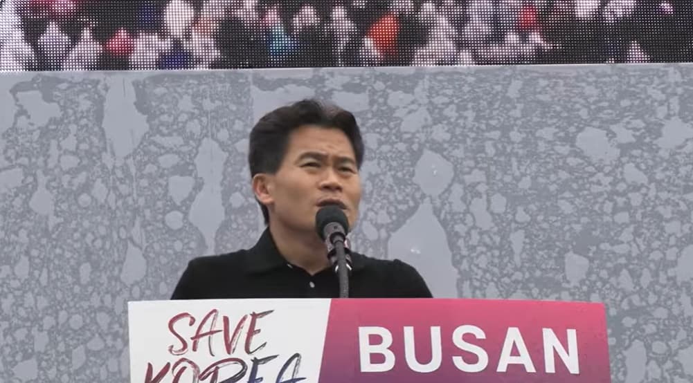 1일 부산역 광장에서 열린 윤석열 대통령 탄핵 반대 집회 연사로 참석해 발언하고 있는 전한길 씨. (유튜브 갈무리)