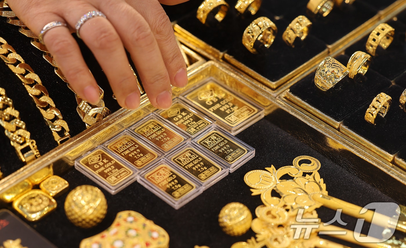도널드 트럼프 미국 대통령의 관세 위협으로 안전자산 선호가 높아지며 국제 금값이 역대 최고가를 경신한 2일 서울 종로구에 위치한 귀금속도매상점에서 직원이 금 제품을 정리하고 있다. 지난 1일 한국거래소 국제금시세 동향에 따르면 전일 g당 종가는 13만520원으로 나타났다. 국내 시장에서는 순금 한 돈(3.75g) 돌반지 가격이 50만원을 훌쩍 넘어 60만원대를 보이고 있다. 2025.2.2/뉴스1 ⓒ News1 임세영 기자