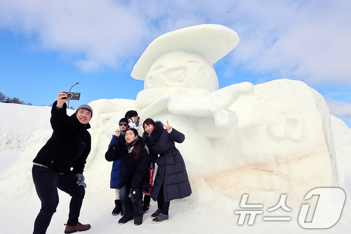 2일 오후 강원도 평창군 대관령면 송천 일원에서 열린 '제31회 대관령눈꽃축제'를 찾은 관광객들이 눈조각존에서 축제를 즐기고 있다. (평창군 제공) 2025.2.2 ⓒ 뉴스1 김진환 기자