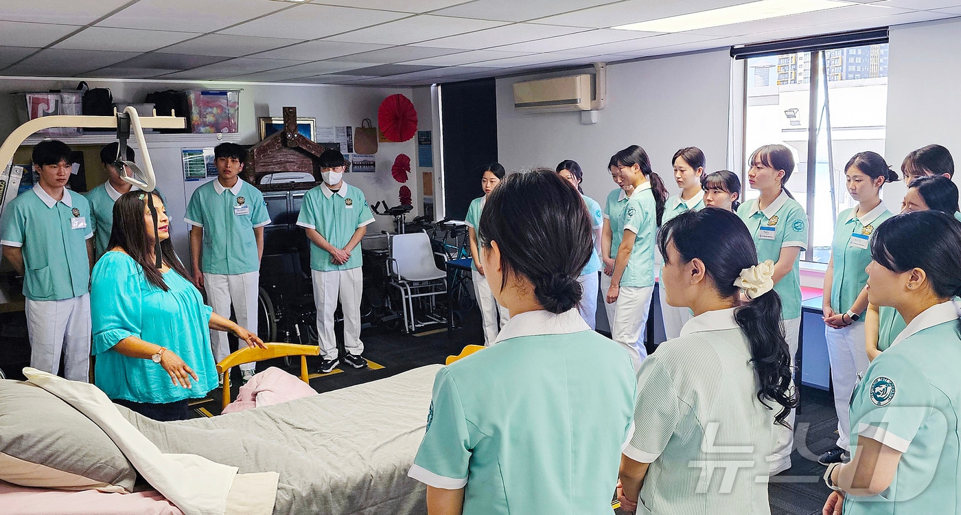 대구 영진전문대 간호학과 학생들이 뉴질랜드 NZSE 대학에서 진행된 글로벌 현장학습 프로그램에 참여해 간호실습을 하고 있다. (영진전문대 제공)