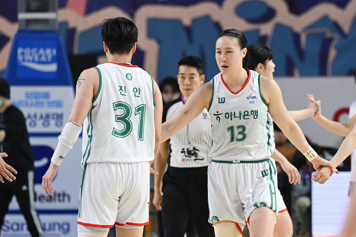 여자농구 하나은행이 삼성생명을 꺾고 연패탈출에 성공했다.(WKBL 제공)