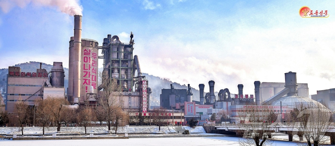 &#40;평양 노동신문=뉴스1&#41; = 북한 노동당 기관지 노동신문은 20일 상원시멘트연합기업소를 조명하면서 &#34;각지 시멘트 생산단위에서 증산의 열기가 고조되고 있다＂고 보도했다. [국내에서만 사용가능. 재배포 금지. DB 금지. For Use Only in the Republic of Korea. Redistribution Prohibited] rodongphoto@news1.kr