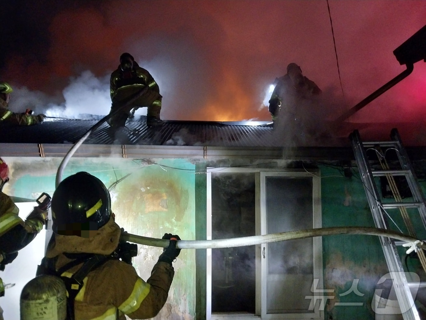 20일 오전 3시쯤 청송군 현서면 구산리 단독주택에서 불이나 소방당국이 진압에 나섰다.(경북소방본부 제공. 재판매 및 DB 금지)2025.2.20/뉴스1