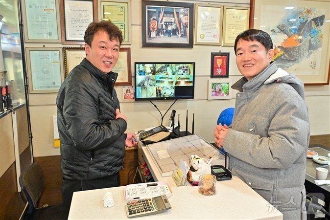 조영준 우양수산 대표가 19일 부산형 착한결제 캠페인에 참여한 뒤 기념 촬영을 하고 있다.(부산시청 제공. 재판매 및 DB금지)