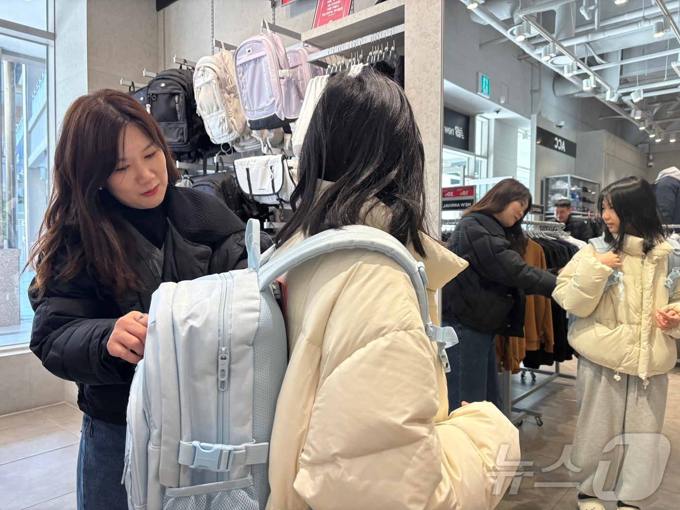 롯데아울렛 이시아폴리스점을 찾은 고객이 책가방을 살펴보고 있다.(롯데백화점 대구점 제공. 재판매 및 DB 금지)