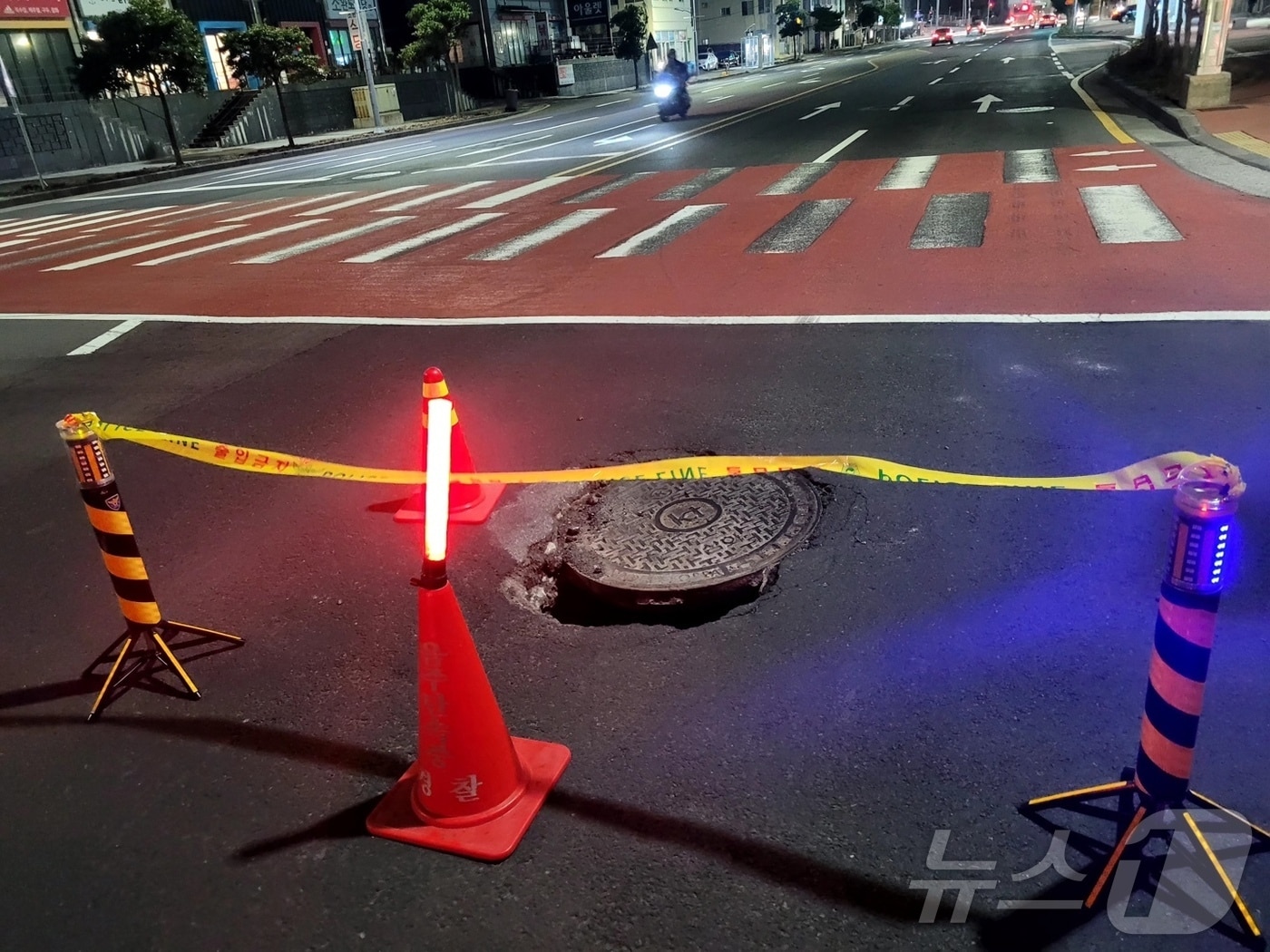 지난 19일 밤 제주시 건입동 제주항 인근 도로에서 땅꺼짐(싱크홀) 현상이 발생했다.(제주도소방안전본부 제공. 재판매 및 DB금지)2025.2.20/뉴스1