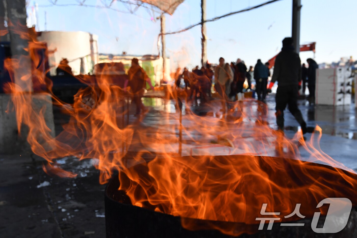 겨울 시장의 모닥불. /뉴스1 ⓒ News1 최창호 기자
