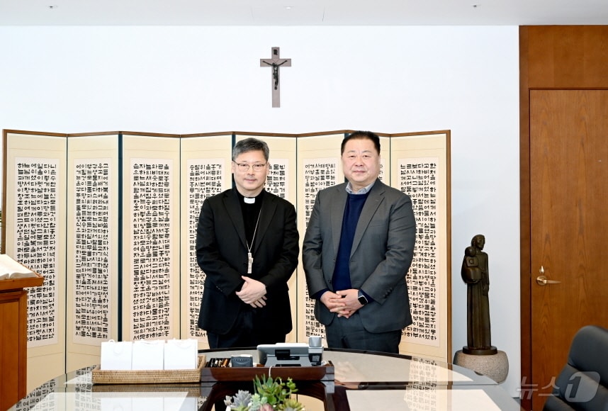 19일 천주교 서울대교구를 방문한 김경일 파주시장(오른쪽)이 정순택 대주교와 면담을 갖고 오는 2027년 서울 세계청년대회 폐막 미사를 임진각에서 열 수 있도록 해 줄 것을 요청했다. (파주시 제공, 재판매 및 DB금지)