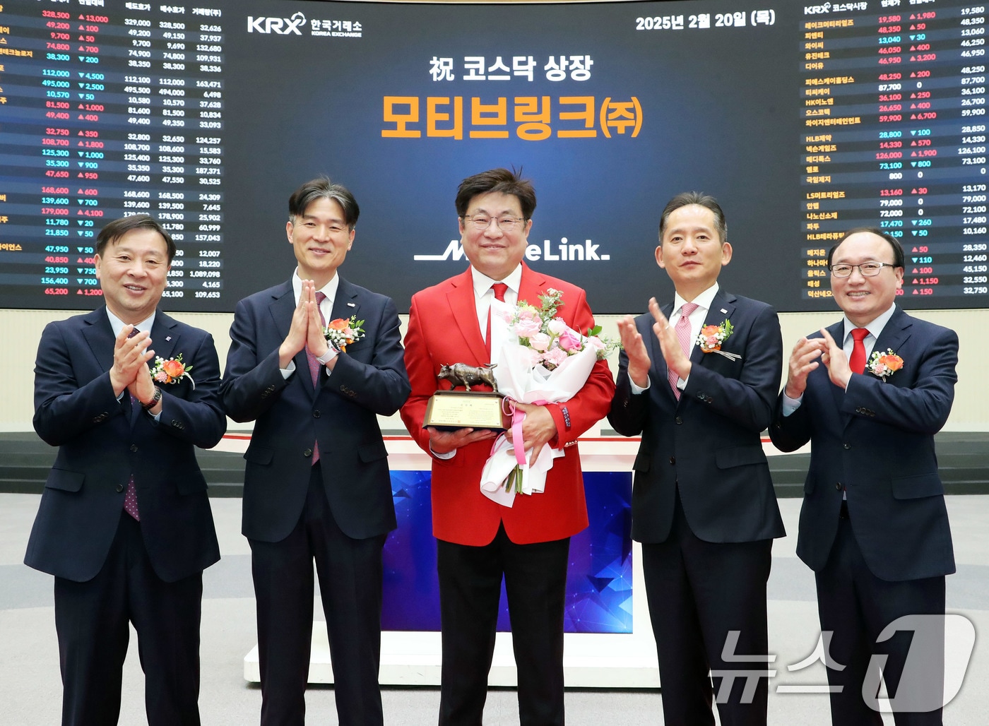 20일 오전 서울 영등포구 한국거래소에서 열린 모티브링크 코스닥시장 상장기념식에서 유도석 한국IR협의회 상무(왼쪽부터), 민경욱 한국거래소 코스닥시장본부장, 김기한 모티브링크 대표이사, 강성범 미래에셋증권 부사장, 강왕락 코스닥협회 부회장이 기념촬영을 하고 있다. (한국거래소 제공. 재판매 및 DB 금지) 2025.2.20/뉴스1