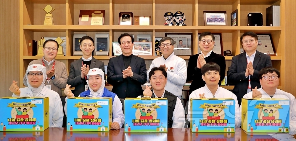 (주)하림이 초등학교에 입학하는 자녀를 둔 임직원을 대상으로 입학 선물세트 전달 행사를 마치고 정호석 대표이사와 임직원들이 기념사진을 촬영하고 있다(하림 제공. 재판매 및 DB금지). 2025.2.20/뉴스1