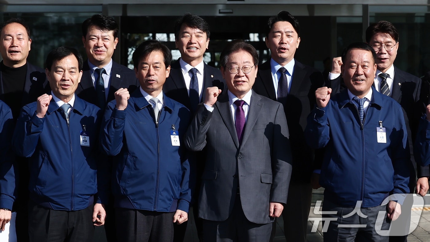 이재명 더불어민주당 대표가 20일 오전 충남 아산시 현대자동차 아산공장을 방문, 이동석 사장 등 임직원들과 기념촬영을 하고 있다. 2025.2.20/뉴스1 ⓒ News1 김민지 기자