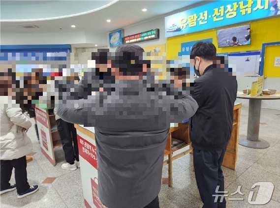 제주도자치경찰단이 최근 중화권 관광객을 대상으로 한 관광질서 문란 행위에 대한 특별단속을 실시한 결과, 무등록여행업 등 행위가 적발됐다.(제주도자치경찰단 제공. 재판매 및 DB 금지)2025.2.20/뉴스1