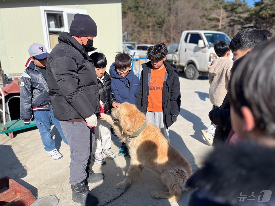 강원 양양군 다함께돌봄센터 소속 아동 29명은 지난 19일 손양면 양양 유기견보호센터를 방문했다.&#40;양양군 제공, 재판매 및 DB 금지&#41; 2025,2,20/뉴스1