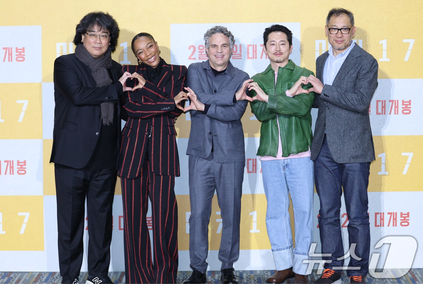 봉준호 감독(왼쪽부터)과 배우 나오미 애키, 마크 러팔로, 스티븐 연, 최두호 프로듀서가 20일 서울 강남구 코엑스 메가박스에서 열린 영화 '미키17'(감독 봉준호) 내한 기자간담회에 참석해 포즈를 취하고 있다. '미키17'은 위험한 일에 투입되는 소모품(익스펜더블)으로, 죽으면 다시 프린트되는 ‘미키’(로버트 패틴슨 분)가 17번째 죽음의 위기를 겪던 중, 그가 죽은 줄 알고 '미키 18'이 프린트되면서 벌어지는 예측불허의 이야기를 그린 작품이다. 2025.2.20/뉴스1 ⓒ News1 권현진 기자