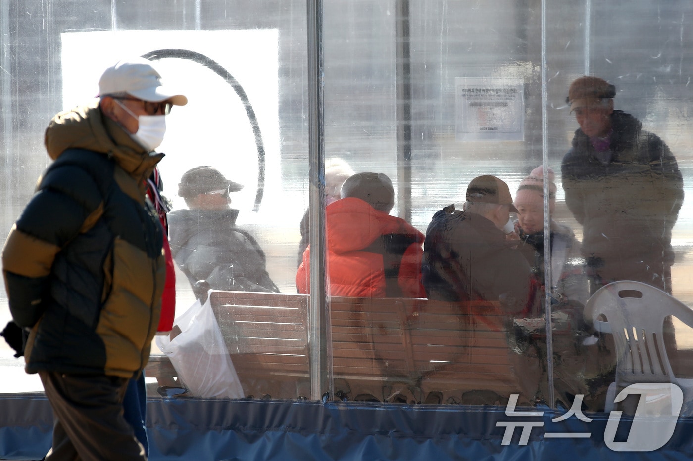 늦겨울 추위가 이어진 20일 오전 대구 수성구 수성못으로 산책 나온 시민들이 바람막이 쉼터에서 몸을 녹이고 있다. 2025.2.20/뉴스1 ⓒ News1 공정식 기자