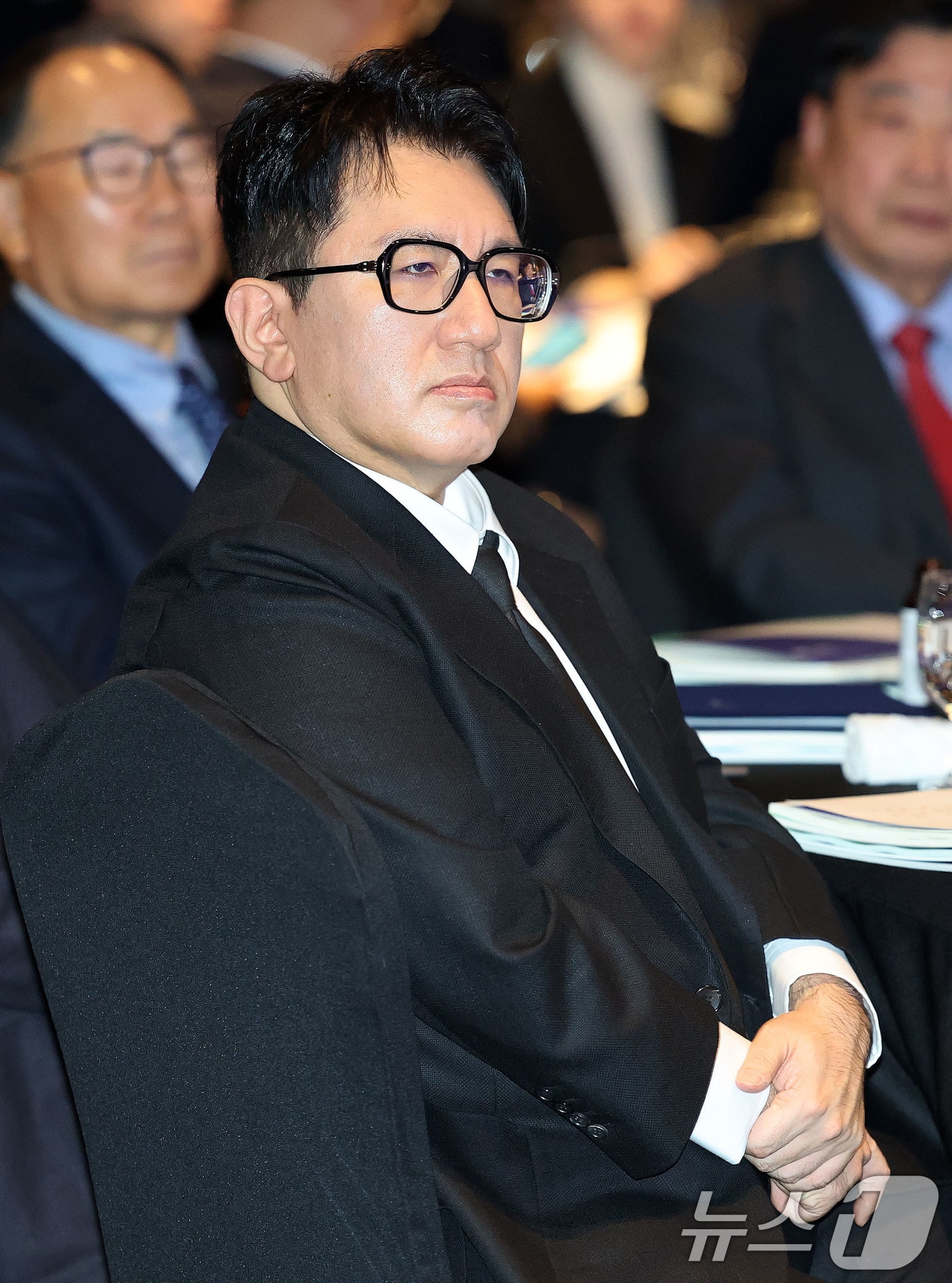 방시혁 하이브 이사회 의장이 20일 서울 여의도 FKI타워에서 열린 한경협 제64회 정기총회·새 CI 공개 행사에 참석해 류진 회장의 인사말을 경청하고 있다. 2025.2.20/뉴스1 ⓒ News1 박세연 기자