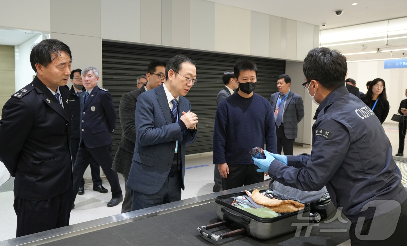 인천국제공항 제1여객터미널을 찾아 여행자 마약단속 현장을 점검하고 있는 이명구 관세청 차장 (관세청 제공.재판매 및 DB금지)/뉴스1