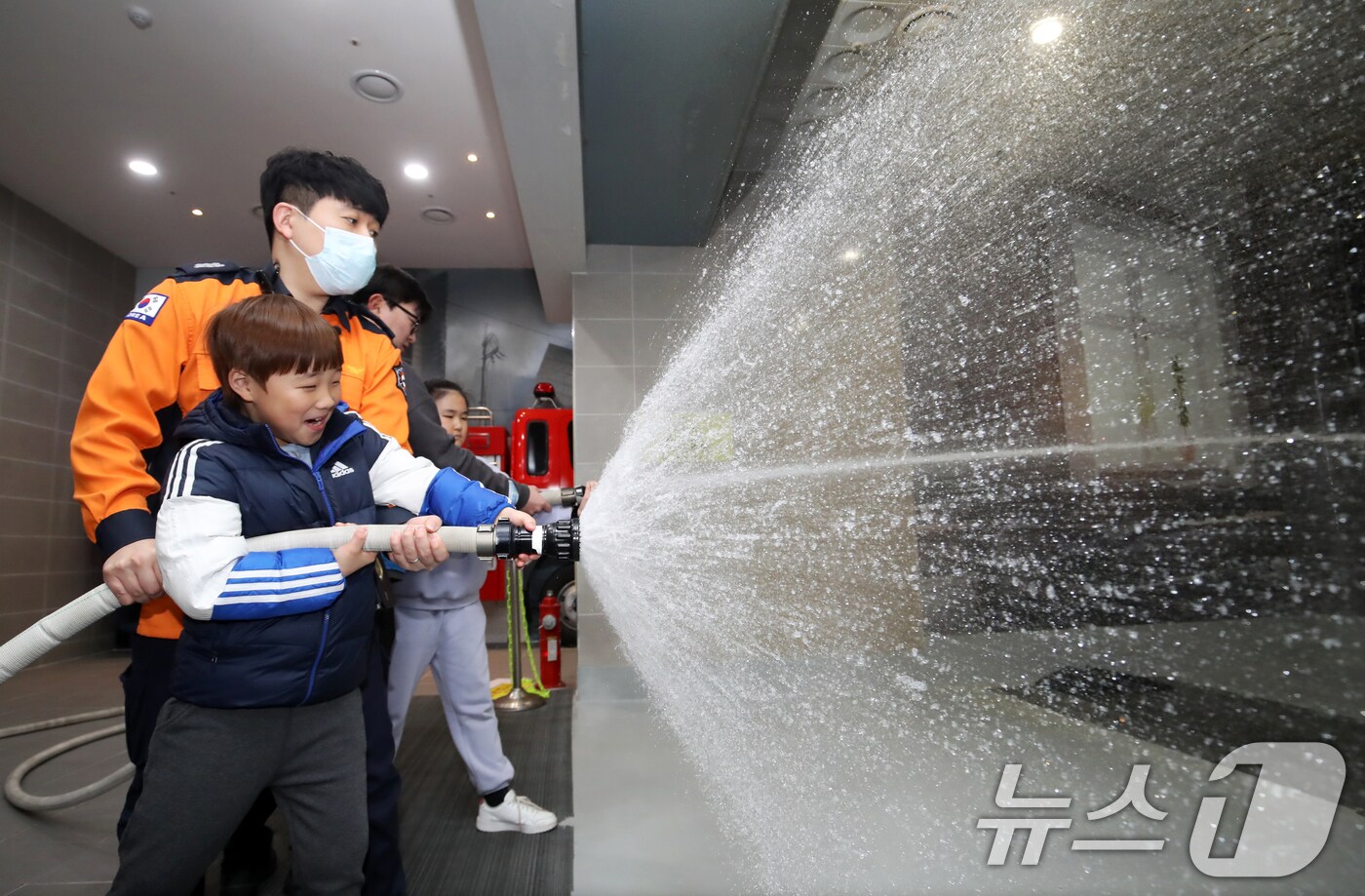 20일 부산 동래구 부산119안전체험관에서 초등학생들이 소방호스를 이용한 화재안전 체험을 하고 있다. 2025.2.20/뉴스1 ⓒ News1 윤일지 기자