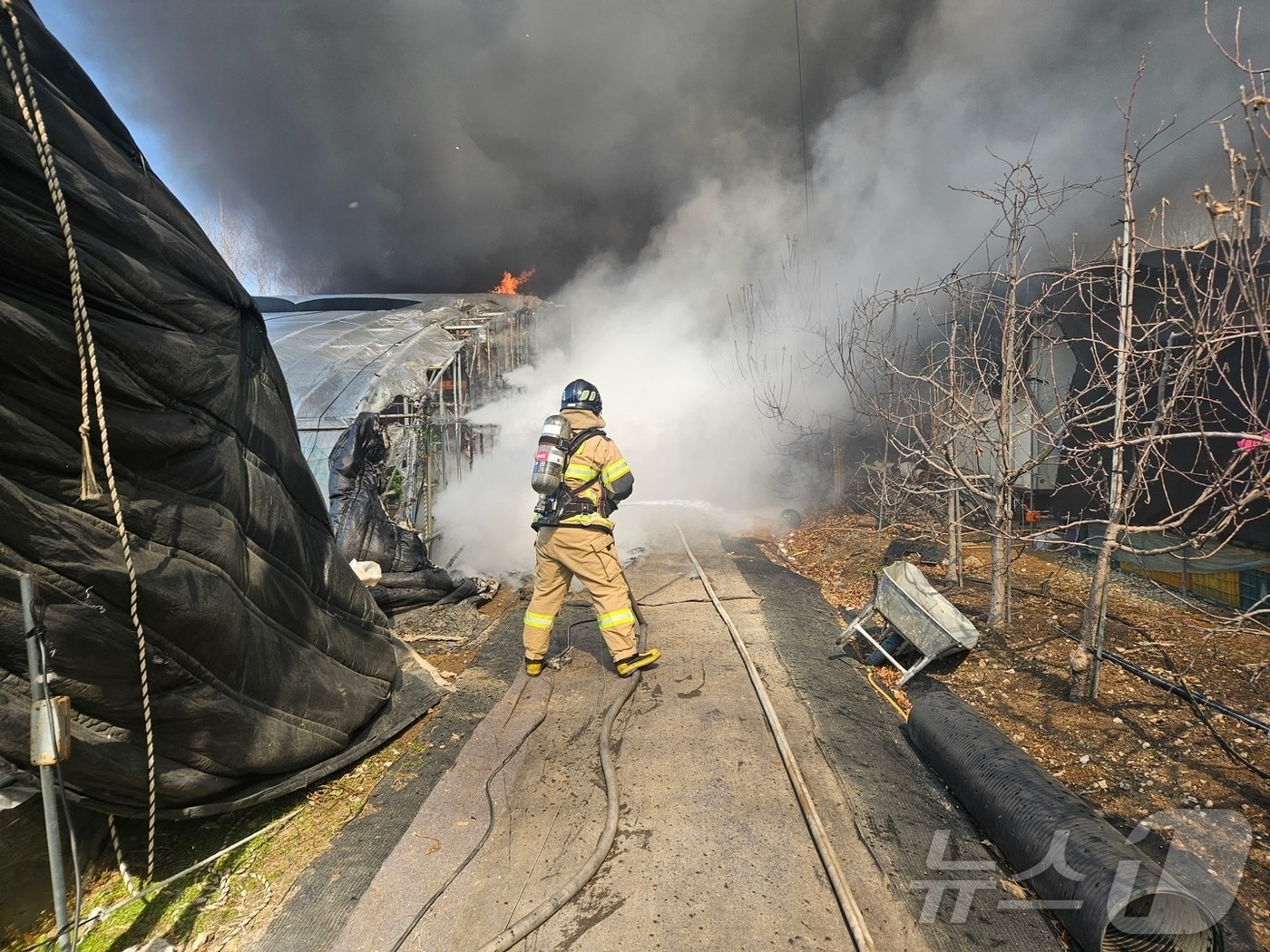 20일 밀양시 상남면 기산리의 한 딸기농장 비닐하우스에서 불이 나 출동한 소방관들이 진화에 나서고 있다.&#40;경남소방본부 제공. 재판매 및 DB금지&#41;
