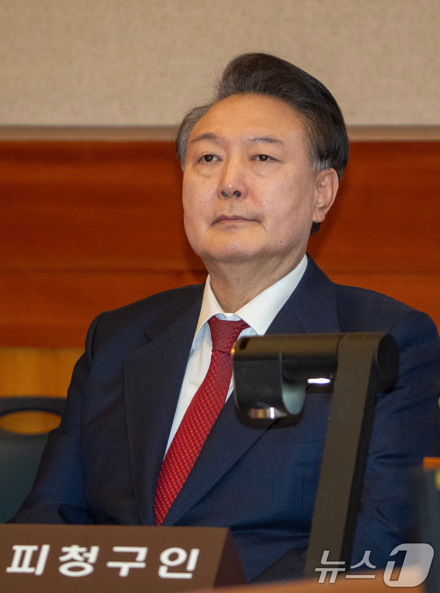 윤석열 대통령이 20일 오후 서울 종로구 헌법재판소 대심판정에서 열린 탄핵심판 10차 변론에 출석해 생각에 잠겨 있다. 2025.2.20/뉴스1 ⓒ News1 사진공동취재단