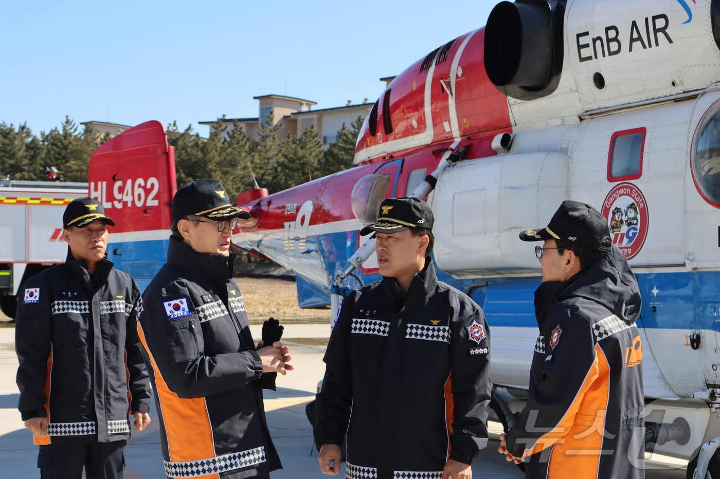 허석곤 소방청장(사진 가운데)이 20일 강릉 환동해특수대응단을 찾아 김승룡 강원소방본부장에게 산불 대비 상황에 대한 설명을 듣고 있다.(도소방본부 제공, 재판매 및 DB금지)