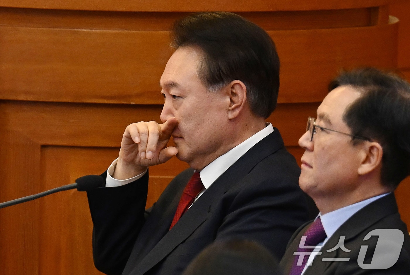윤석열 대통령이 20일 오후 서울 종로구 헌법재판소 대심판정에서 열린 탄핵심판 10차 변론에 출석해 생각에 잠겨 있다. 2025.2.20/뉴스1 ⓒ News1 사진공동취재단