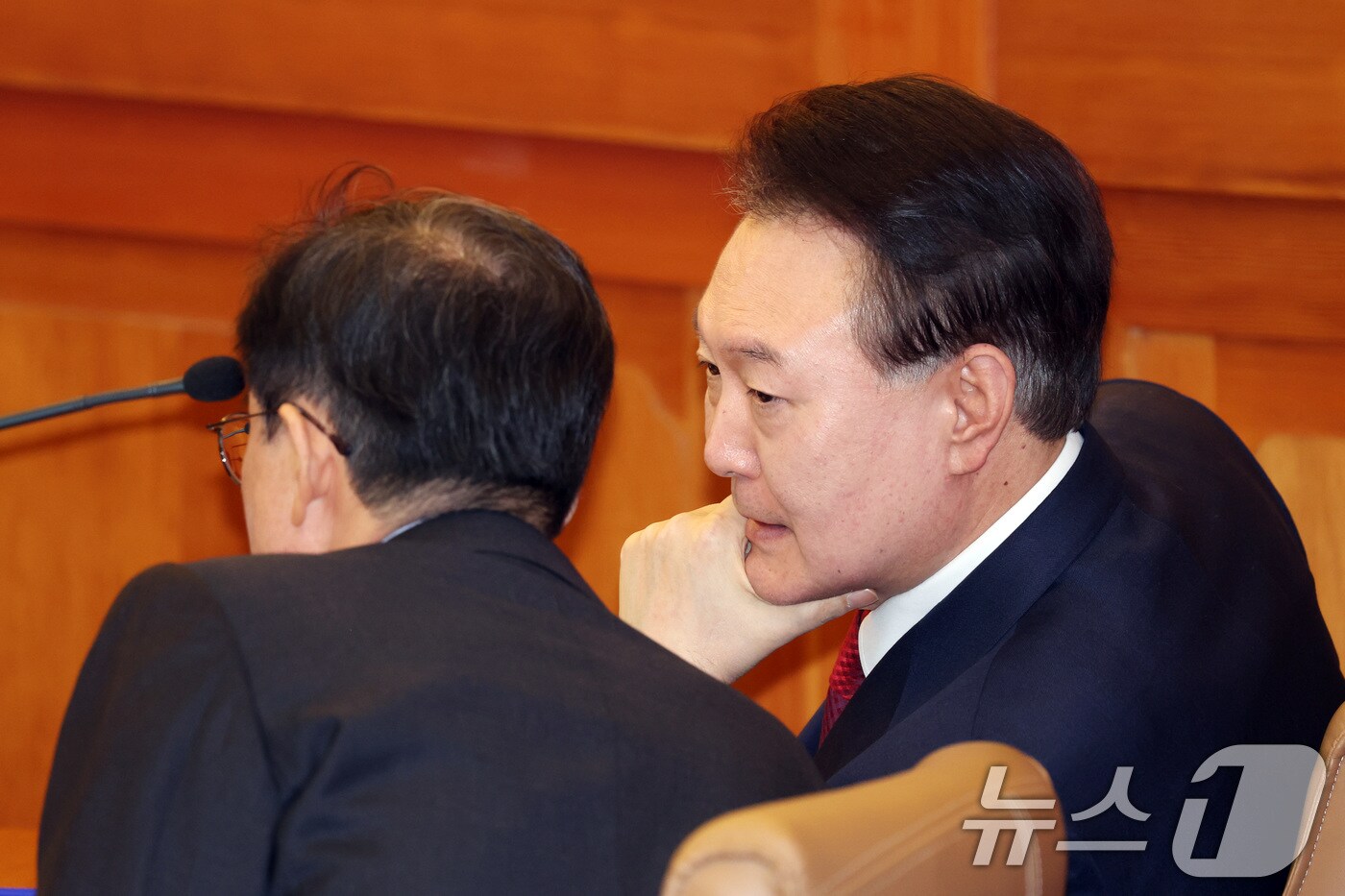 윤석열 대통령이 지난 20일 서울 종로구 헌법재판소에서 열린 탄핵심판 10차 변론에 출석해 윤갑근 변호사와 대화를 나누고 있다. 이날 윤 대통령은 8분 만에 퇴정했다. 2025.2.20/뉴스1 ⓒ News1 사진공동취재단