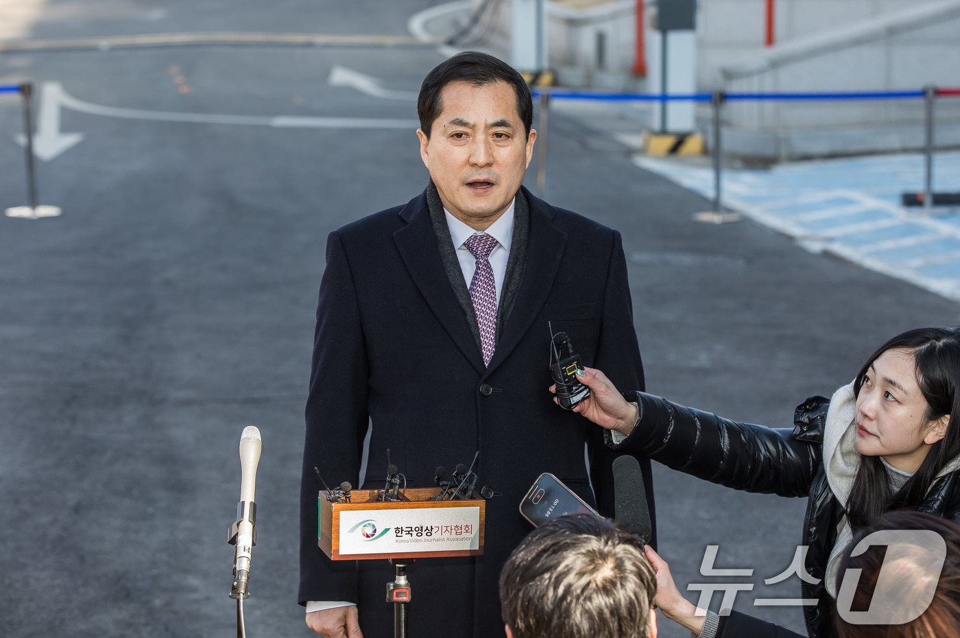 박대출 국민의힘 의원이 20일 서울 종로구 헌법재판소에서 열린 윤석열 대통령 탄핵심판 10차 변론기일에 참석하며 취재진의 질문에 답변하고 있다. 2025.2.20/뉴스1 ⓒ News1 사진공동취재단