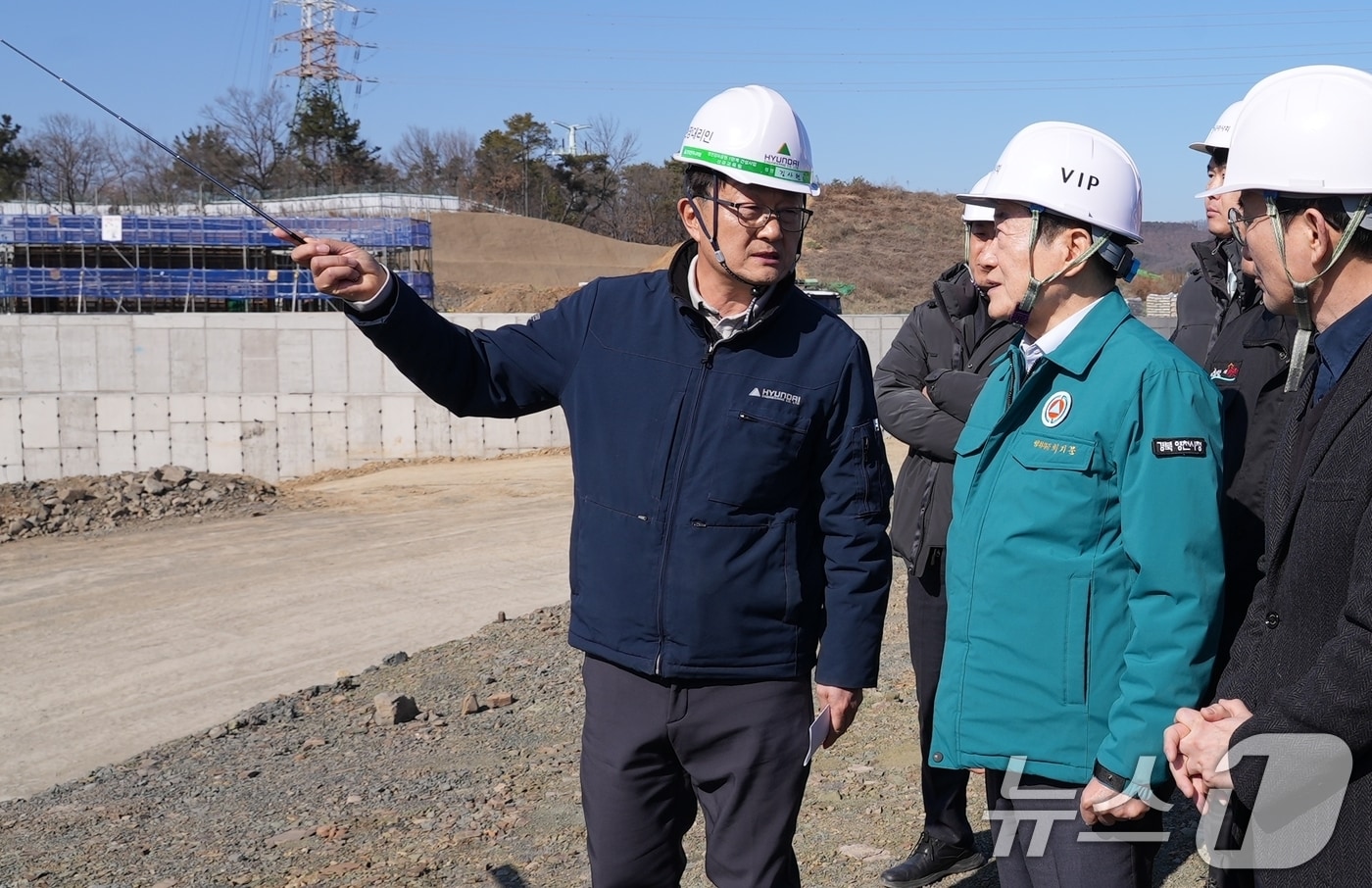 최기문 영천시장이 20일 영천경마공원 건설현장을 방문해 공사 진행 상황을 점검하고 공사 관계자들을 격려하고 있다. (영천시 제공. 재판매 및 DB금지) 2025.2.20/뉴스1 ⓒ News1 정우용 기자