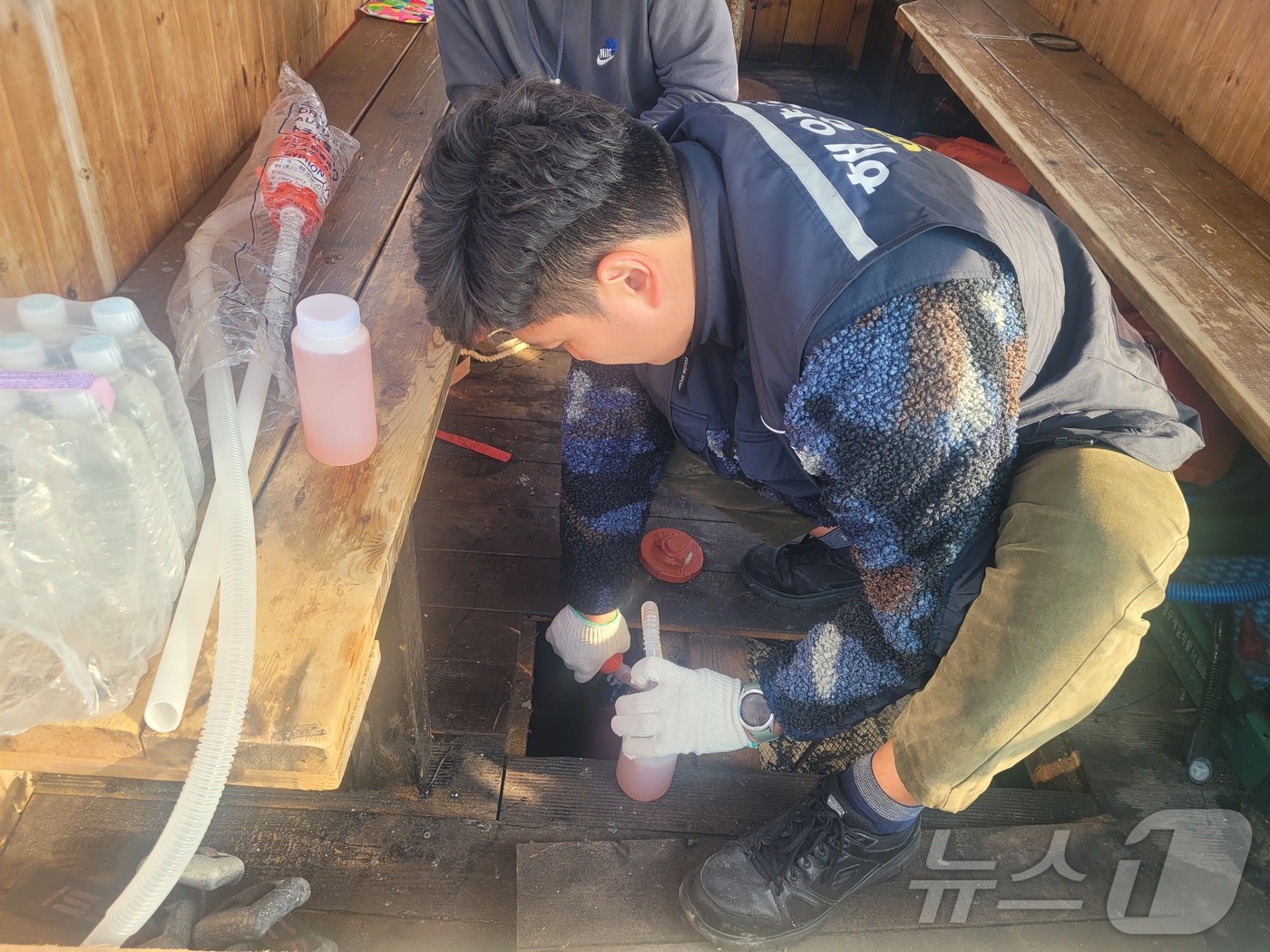 경북 포항해양경찰서는 어업용 면세유를 레저용 보트에 사용한 레저업체 대표 A 씨 등 2명을 사기 혐의로 검찰에 송치했다. 해경이 레저보트에서 연료로 사용한 면세유 시료를 채취하고 있다. (포항해양경찰서제공, 재판매 및 DB 금지) 2025.2.20/뉴스1