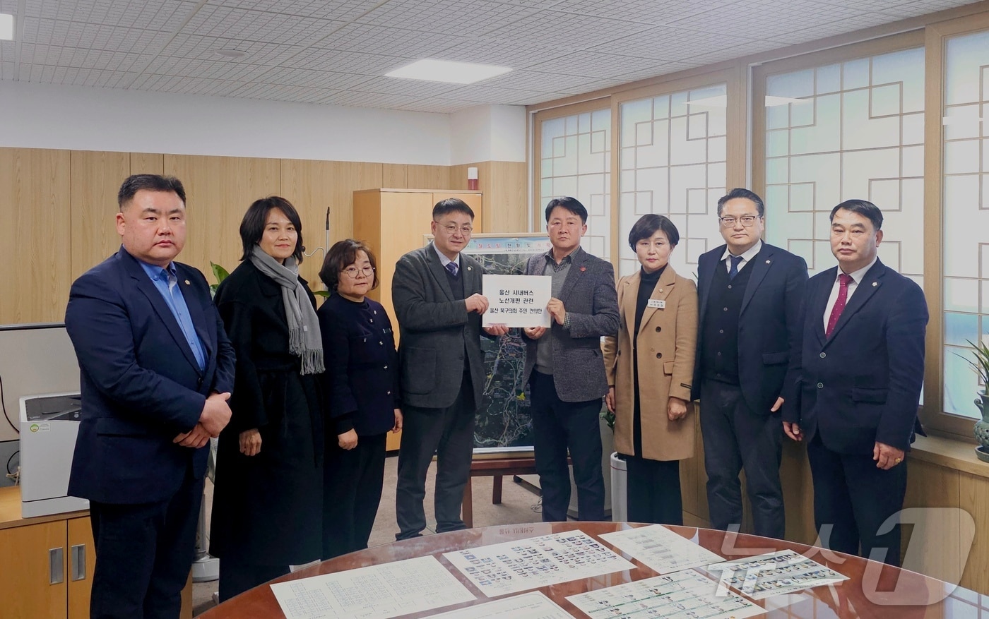김상태 의장을 비롯한 울산북구의회 의원들이 20일 울산시 교통국장실을 방문해 시내버스 노선 개편에 대한 북구 주민의 건의안을 전달했다.(울산 북구의회 제공. 재판매 및 DB 금지)/뉴스1