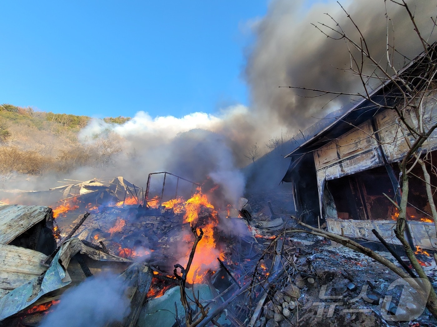 20일 오후 3시 17분쯤 하동군 고전면의 한 단독주택에서 발생한 불이 인근 야산으로 번지면서 소방당국이 진화에 나서고 있다. 사진은 화재 현장 모습.(경남소방본부 제공. 재판매 및 DB금지)