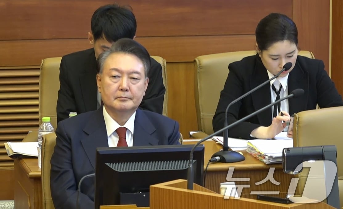 윤석열 대통령이 20일 서울 종로구 헌법재판소 대심판정에서 열린 탄핵심판 10차 변론에 출석해 자리하고 있다. (헌법재판소 제공. 재판매 및 DB 금지) 2025.2.20/뉴스1