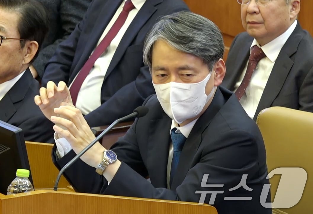 조지호 경찰청장이 20일 서울 종로구 헌법재판소 대심판정에서 열린 윤석열 대통령 탄핵심판 10차 변론에서 증인으로 출석해 발언하고 있다. (헌법재판소 제공. 재판매 및 DB 금지) 2025.2.20/뉴스1