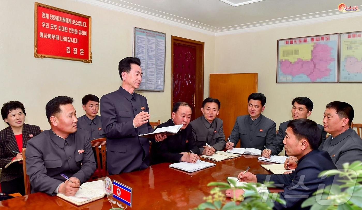 &#40;평양 노동신문=뉴스1&#41; = 북한 노동당 기관지 노동신문은 21일 각급 당 조직들에서 &#34;당 중앙위원회 제8기 제30차 비서국 확대회의사상과 정신을 철저히 구현하기 위한 사업이 강력히 전개되고 있다＂고 보도했다. [국내에서만 사용가능. 재배포 금지. DB 금지. For Use Only in the Republic of Korea. Redistribution Prohibited] rodongphoto@news1.kr