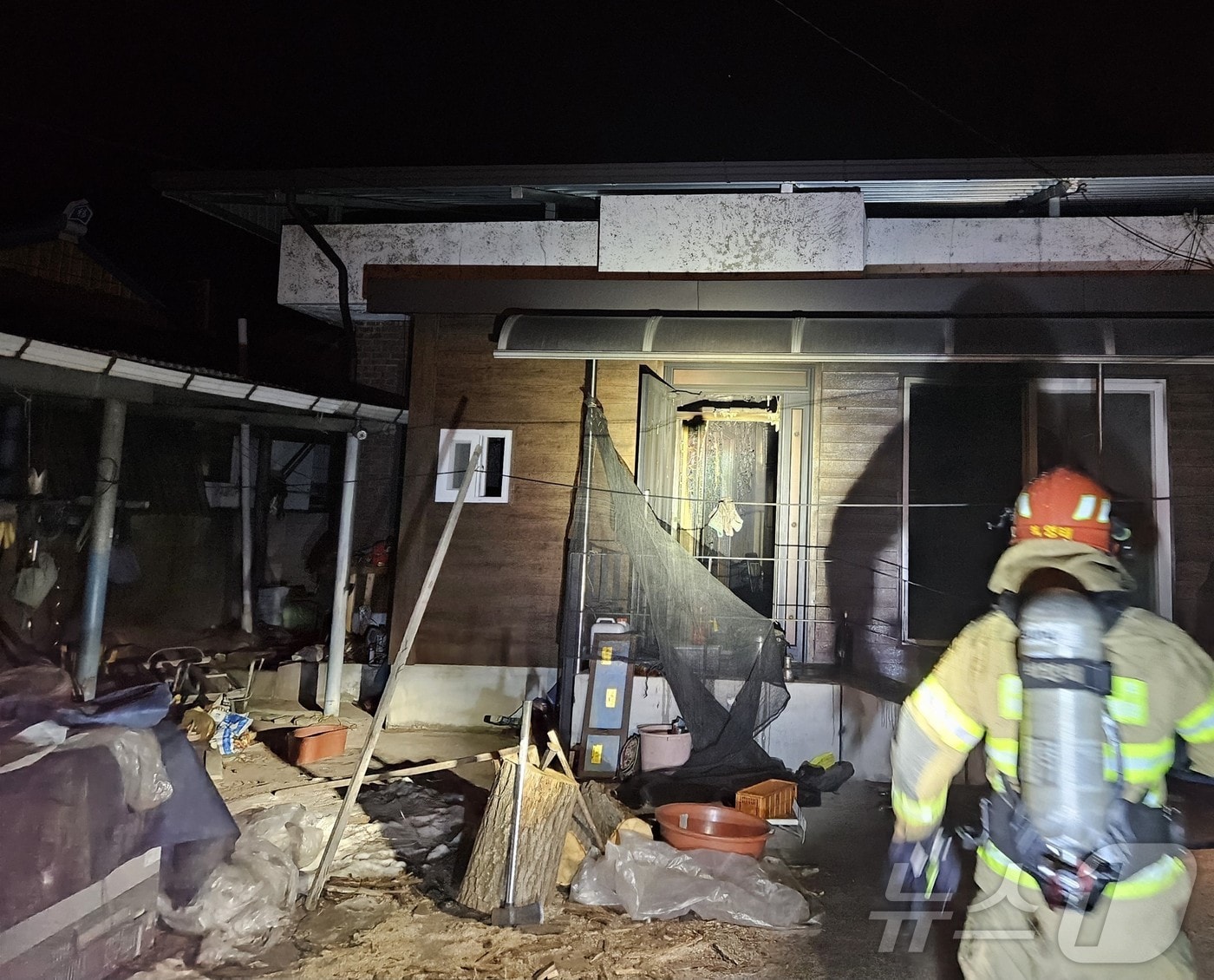 20일 오후 10시 32분쯤 상주시 화서면 한 단독주택에서 불이나 소방당국이 화재진압에 나섰다.&#40;경북소방본부 제공. 재판매 및 DB 금지&#41;2025.2.21/뉴스1